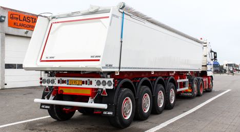 Den hvide trailer kan rumme 37 kubikmeter op til kanten