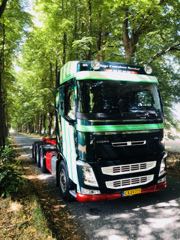 Containerservice ruller ud med fire-akslet Volvo FH