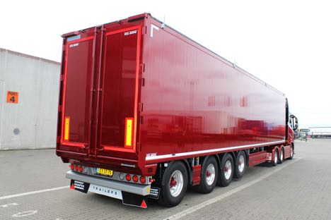 stfynsk vognmand har hentet trailer med gende gulv i stjylland