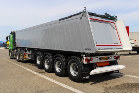 Gistrup-vognmand tipper med fire-akslet trailer med rullepresenning