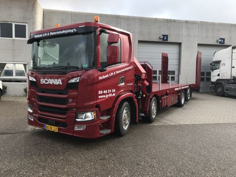 Udlejningsvirksomhed krer ud i nyopbygget lastbil med maskinlad