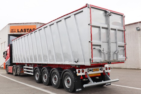 Midtjysk vognmandsfirma har givet sig i kast med ny fire-akslet tip-trailere