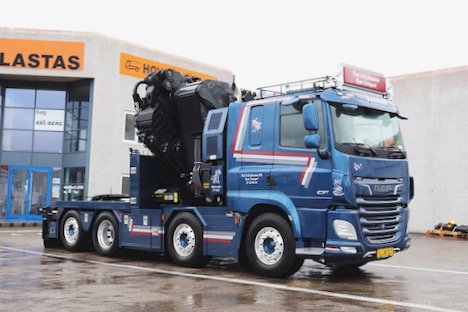 Fire-akslet lastbil er bygget op med 110 tm-kran