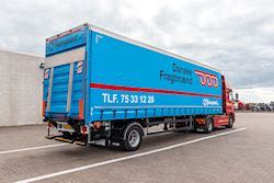 Fredericia-vognmand krer i byen med en en-akslet trailer