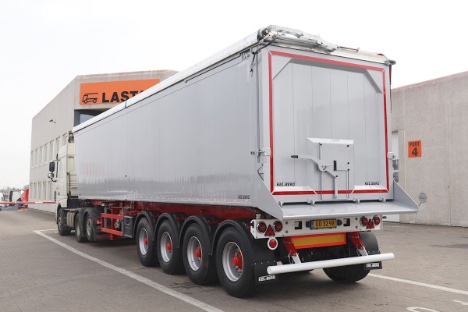 Landbrug ved Bramming har fet ny fire-akslet tip-trailer til landevejstransport