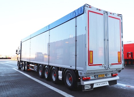 Genanvendeligt materiale bliver bragt med trailer med gående gulv