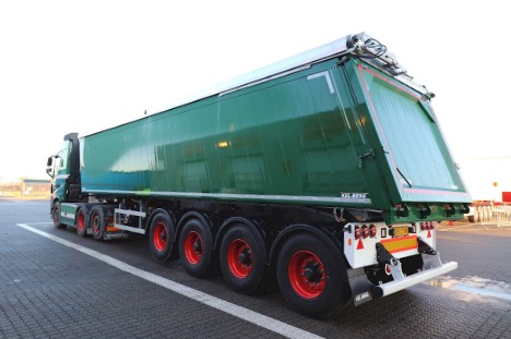 Vognmand i Vendsyssel har taget en fire-akslet tip-trailer i brug