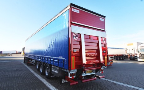 Transportfirma i Middelfart kører ud med ny tre-akslet gardintrailer