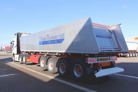 Sønderjysk transportvirksomhed tipper med ny fire-akslet trailer