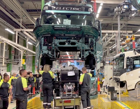 Tunge elektriske lastbiler bliver sat i serieproduktion