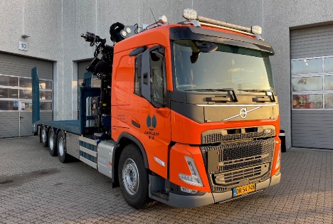 Jernbane-entrepren�r tager fat med kran p� fire-akslet lastbil