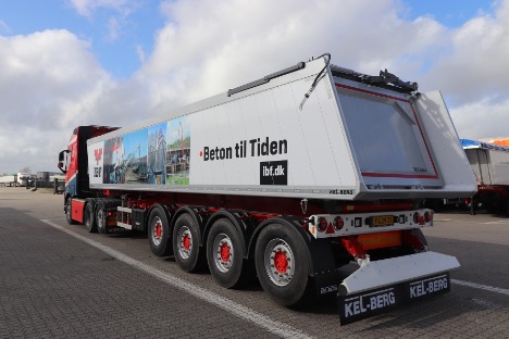Vognmand i Midtjylland tipper med to nye fire-akslede tip-trailere 
