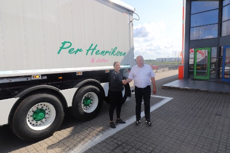 Datter købte ny fire-akslet tip-trailer med plads til 59 kubikmeter