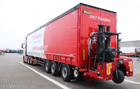 Dgnvirksomhed krer ud med tre-akslet gardintrailer og medbringer en truck