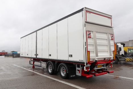 Bokstrailer med benbar side er klar til brug