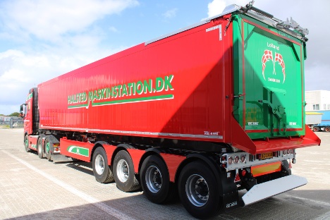 Maskinstation p Lolland hentede fire-akslet tip-trailer i stjylland