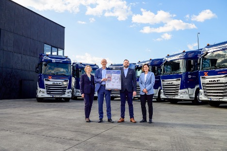 Flere lastbiler fra hollandsk producent kører fra fabrikken med en serviceaftale