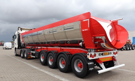 Hvid tr�kker hentede r�d fire-akslet asfalt tiptrailer 