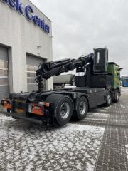 F�lder tr�er og k�rer dem ud med ny tre-akslet forvogn med kran