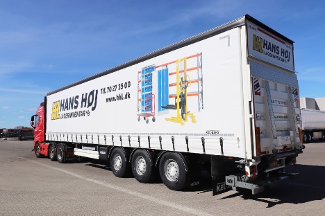 Vognmand hentede sin nye tre-akslede gardintrailer lige i n�rheden