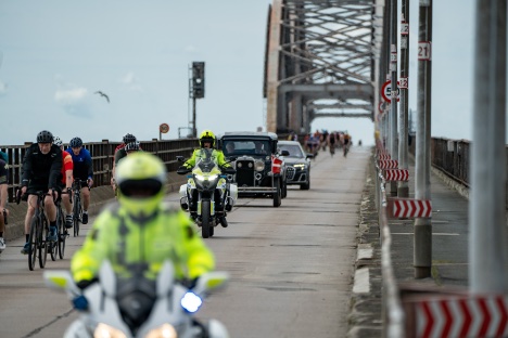 Kronprinsen var med de sidste motork�ret�jer over den gamle bro over Storstr�mmen