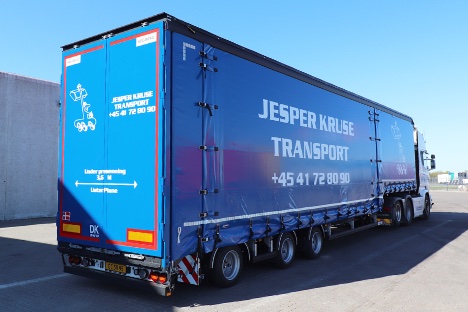 Nedbygget trailer har ekstra gardin