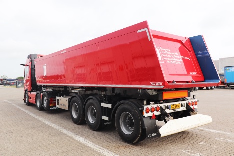 Entrepren�r har en l�sning med tre-akslet city jord tiptrailer