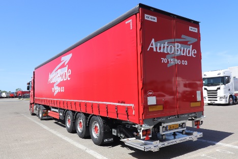 Gardintrailer har fast alu-tag og lift til 2,5 ton I bagenden