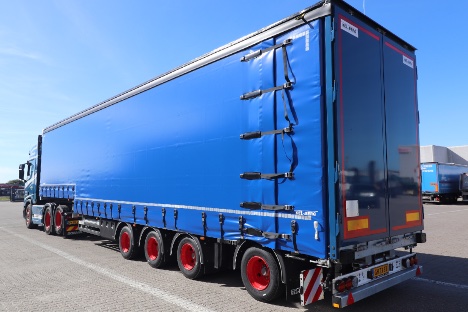 Fire-akslet gardintrailer med h�ve- og skydetag er nedbygget