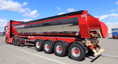 Fire-akslet tip-trailer er leveret med automatisk rullepresenning