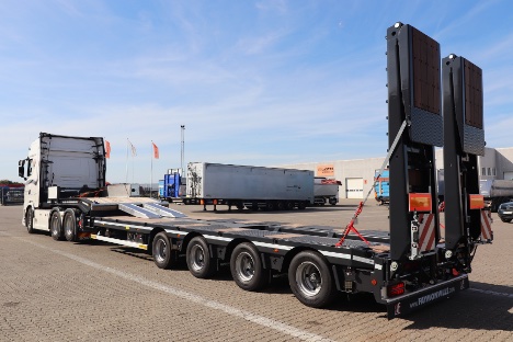 Maskintrailer med fire aksler har godt fire meter lange dobbelte ramper 